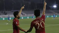 Pemain Timnas Indonesia U-22, Saddil Ramdani dan Osvaldo Haay, merayakan kemenangan atas Singapura pada laga SEA Games 2019 di Stadion Rizal Memorial, Manila, Kamis (28/11). Indonesia menang 2-0 atas Singapura. (Bola.com/M Iqbal Ichsan)