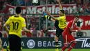 Mario Mandzukic (Bayern Munich - kanan ) menahan pemain Borussia Dortmund, Sokratis, saat berlaga di ajang Bundesliga di Munich (12/4/2014). (REUTERS/Michaela Rehle)
