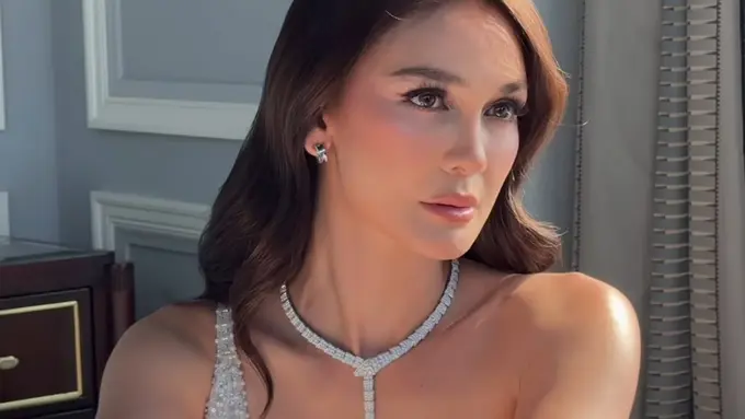 Gaya glamor Luna Maya Kenakan  perhiasan Bvlgari saat resepsi pernikahan di Jakarta