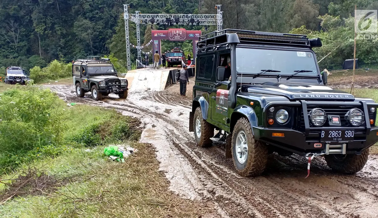 Pemilik dan pecinta Land Rover melaju pada acara kamping bersama di kaki Gunung Gede Pangrango, Bogor, Jawa Barat, Sabtu (22/12). Acara yang digelar selama 3 hari ini dihadiri peserta se Indonesia dan negara tetangga. (Liputan6.com/Pool/ILRU)