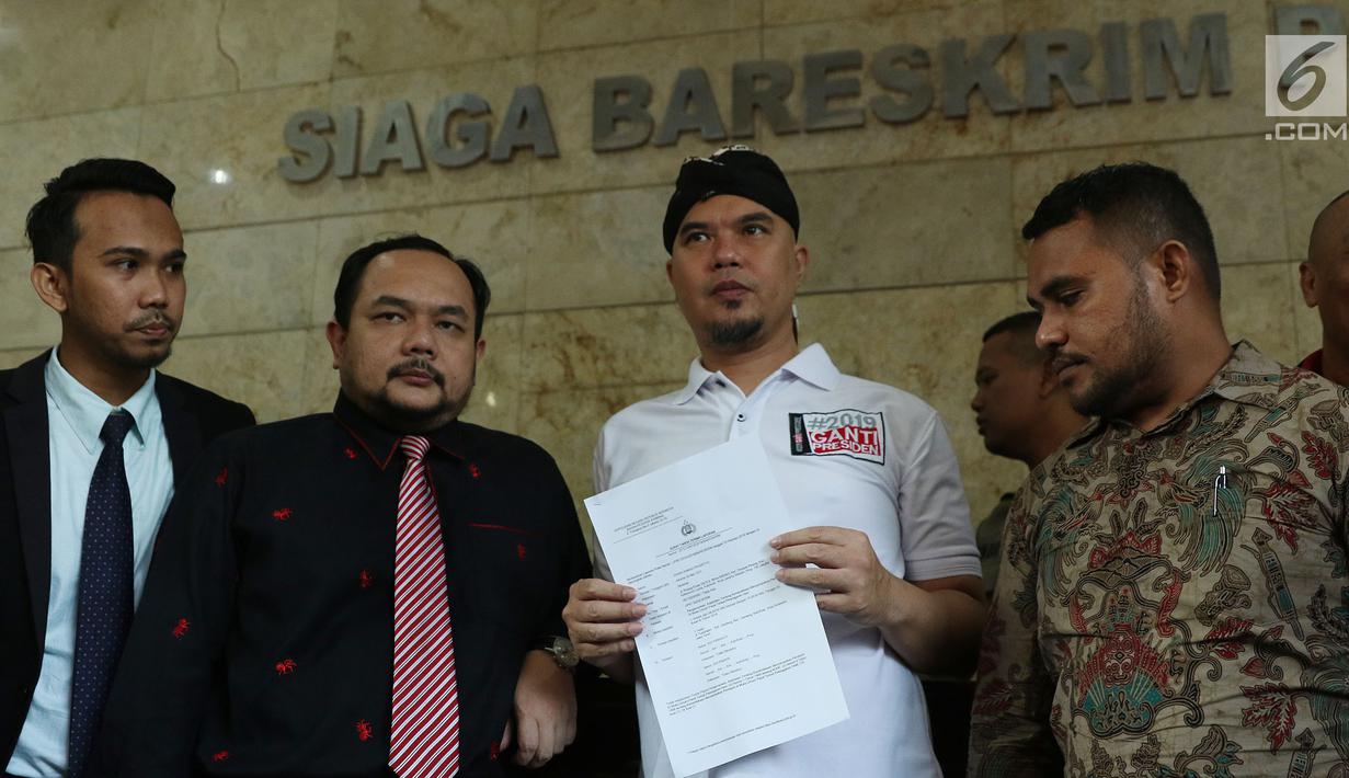 Seniman, Dhani Ahmad Prasetyo (ketiga kiri) memberi keterangan usai membuat pelaporan dugaan persekusi di Bareskrim Mabes Polri Gedung KKP, Jakarta, Jumat (19/10). Dhani Ahmad merasa mendapat n persekusi saat di Surabaya. (Liputan6.com/Helmi Fithriansyah)