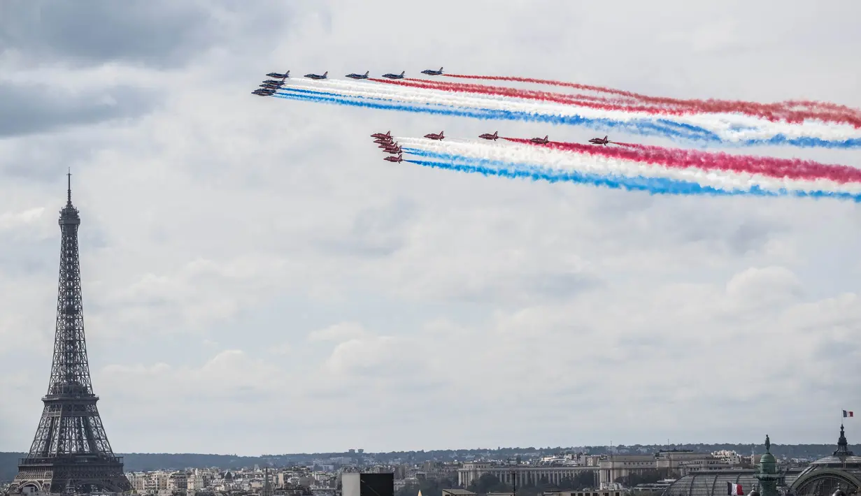 Tim terbang akrobatik elit Angkatan Udara Prancis "Patrouille de France" dan tim akrobatik Angkatan Udara Kerajaan Inggris (RAF) "Red Arrows" melakukan penyambutan resmi untuk Raja Inggris Charles III dan Ratu Inggris Camilla di hari pertama kunjungan kenegaraan mereka ke Prancis pada 20 September 2023. (Martin BUREAU/AFP)