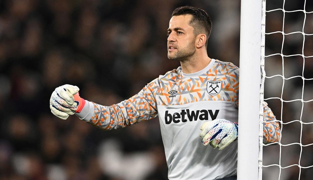 Usia memang tak bisa berbohong dalam penampilan seorang pesepak bola, makin berumur tentu akan mempengaruhi performanya. Seperti 5 kiper veteran berikut di Liga Inggris musim 2023/2024 yang harus legowo hanya menjadi pelapis di bawah mistar gawang bagi klub yang dibelanya. Posisi mereka telah tergantikan oleh para kiper muda yang lebih fresh dari segi performa. (AFP/Ben Stansall)