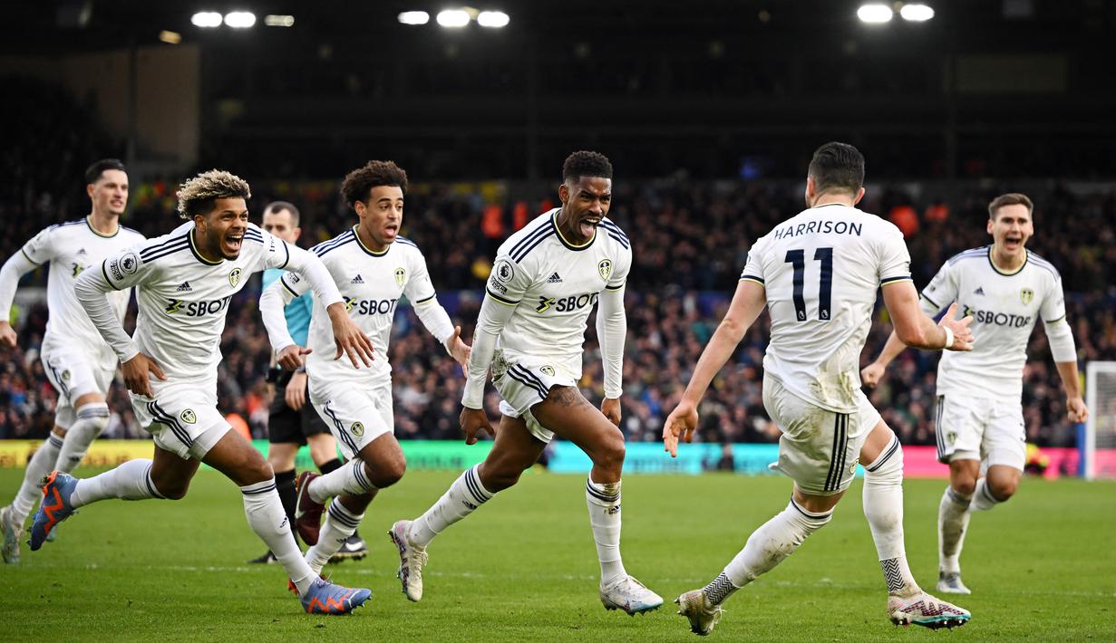 Pemain Leeds United merayakan gol yang dicetak oleh Junior Firpo ke gawang Southampton pada laga Liga Inggris di Stadion Elland Road (25/2/2023). Pada era 1960 sampai 1970-an Leeds United pernah meraih kejayaan di Inggris. Permainan Leeds kala itu keras, penuh determinasi tinggi, dan mengutamakan fisik sehingga membuat mereka dijuluki Dirty Leeds. (AFP/Oli Scarff)