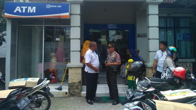 Mendadak Raib dari Tabungan, Belasan Nasabah Datangi Kantor BRI Kediri