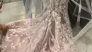 Sampai bagian belakang, bordir dan payet mutiara tersebar dengan indahnya. Menyatu dengan material tulle dari kerudungnya. (Foto: Instagram @rya_baraba)