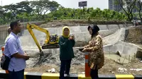 Wali Kota Risma Pantau Bozem di Pinggir Underpass Mayjen Sungkono
