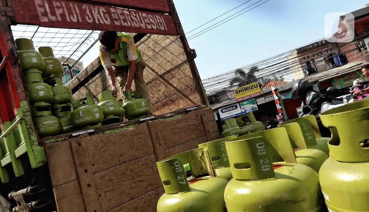 Saat ini, jumlah pangkalan resmi Pertamina untuk penyaluran LPG 3 kg ada sekitar 244 ribu. (Liputan6.com/Angga Yuniar)