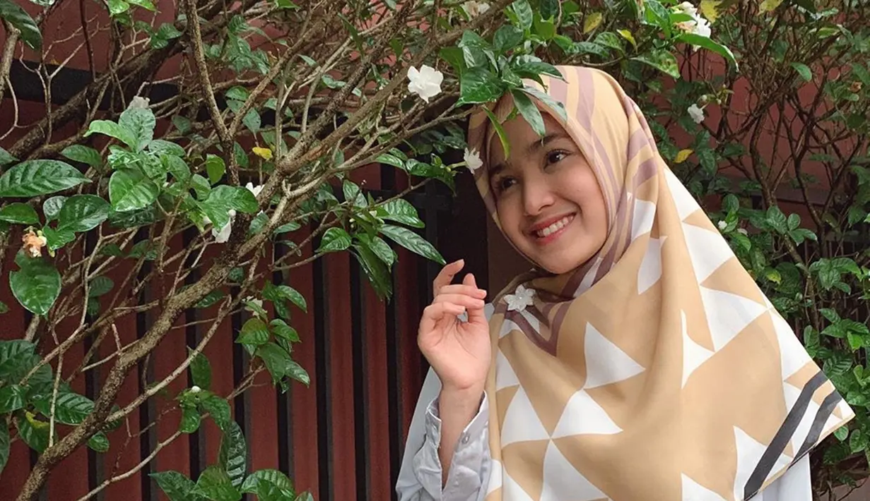 Cut Syifa, pesinetron kelahiran 18 September 1998 ini selalu berhasil menyita perhatian berkat gaya penampilannya. Saat tampil berhijab, Syifa terlihat begitu cantik memesona. (Liputan6.com/IG/@cutsyifaa)