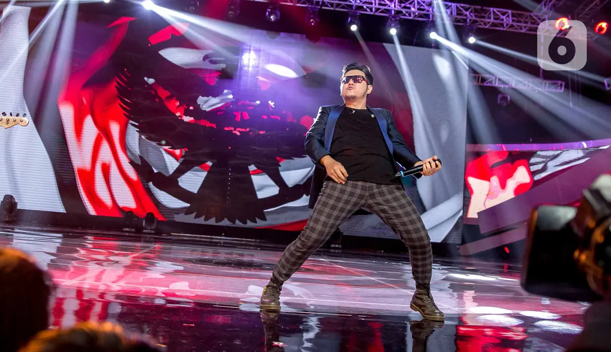 Aksi panggung Vokalis Five Minutes, Richie Setiawan saat tampil di Konser Luar Biasa  Indonesian Soccer Awards 2019 di Studio 6 Indosiar, Jakarta, Jumat (10/1/2020). (Liputan6.com/Faizal Fanani)