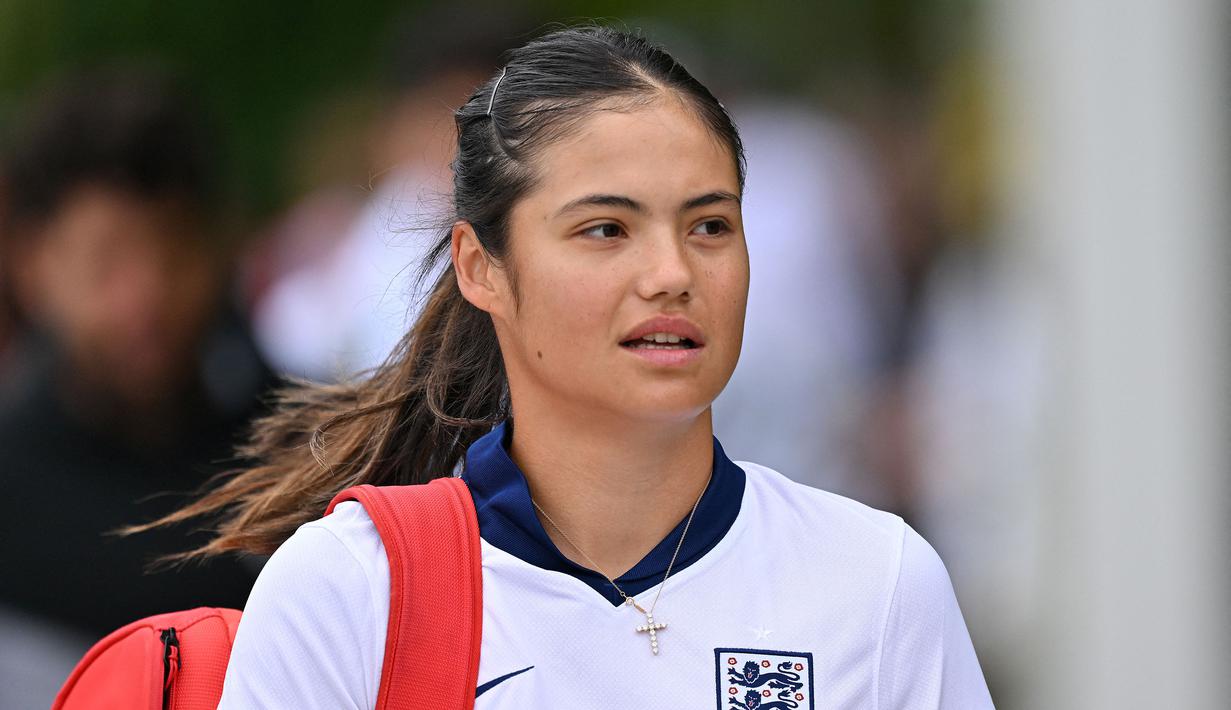 Petenis Inggris, Emma Raducanu terlihat mengenakan jersey Timnas Inggris saat sesi latihan menjelang turnamen Wimbeldon di The All England Lawn Tennis and Croquet Club, London, Inggris, Minggu (30/06/2024) waktu setempat. (AFP/Glyn Kirk)