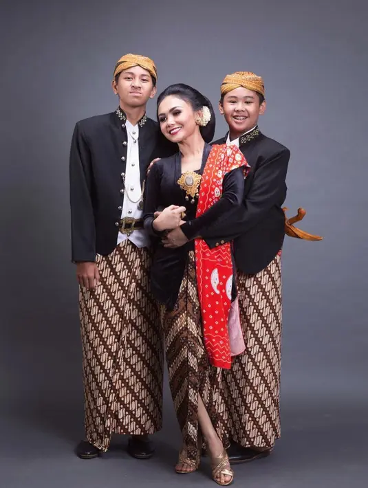 Ada juga Yuni Shara yang kini jagoan kecilnya sudah beranjak remaja. Cello Obient Siahaan dan Cavin Obrient Salomo Siahaan kini tampak semakin tampan. Bahkan, dua anak laki-laki itu sudah bisa mendampingi ibunya. (Instagram/yunishara36)