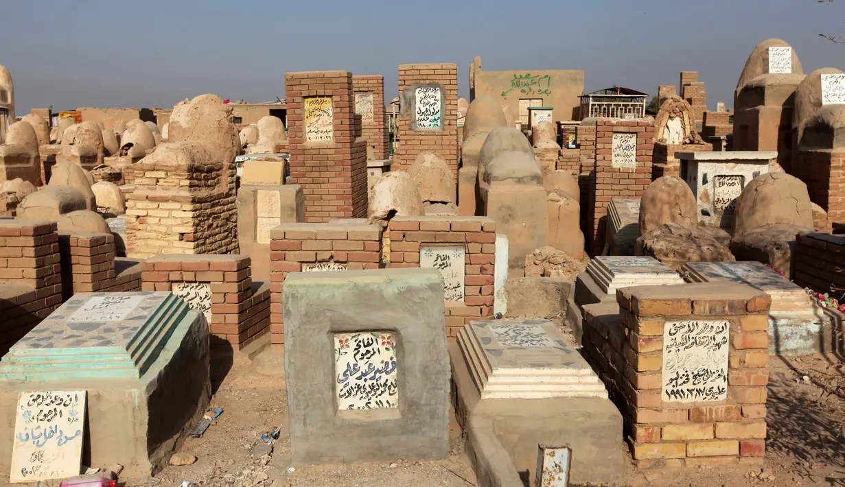 Kuburan terlihat di pemakaman Wadi al-Salam, di Najaf, selatan Baghdad, Irak, 3 Agustus 2016. Akibat perang yang terjadi, beberapa bagian makam ini hancur rata dengan tanah. (REUTERS/Alaa Al-Marjani)