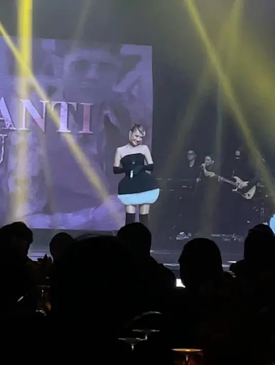 Bunga Citra Lestari atau BCL hadir mengisi acara mengenakan dress dari Sebastian Gunawan [Fimela/Hilda Irach]