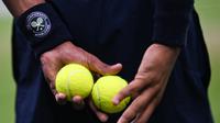 Ilustrasi ball boy di turnamen tenis Wimbledon. (Kirill KUDRYAVTSEV / AFP)