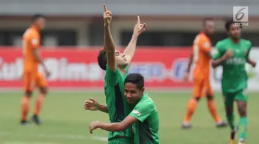 Bek Bhayangkara FC, Otavio Dutra mengangkat tangan merayakan gol ke gawang Borneo FC pada lanjutan Liga 1 Indonesia di Stadion Patriot Candrabhaga, Bekasi, Rabu (20/9). Laga dimenangkan Bhayangkara FC 2-1. (Liputan6.com/Helmi Fithriansyah)