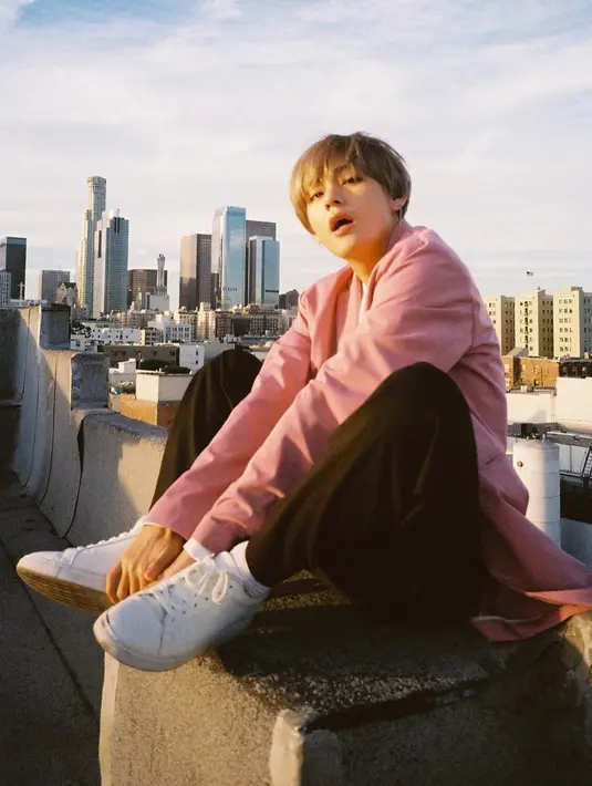 Beberapa waktu silam, V BTS dinobatkan menjadi pria tertampan sedunia oleh TC Candler. Ia berhasil mengalahkan Sehun EXO yang harus puas di posisi ke-9. (Foto: instagram.com/btstae)