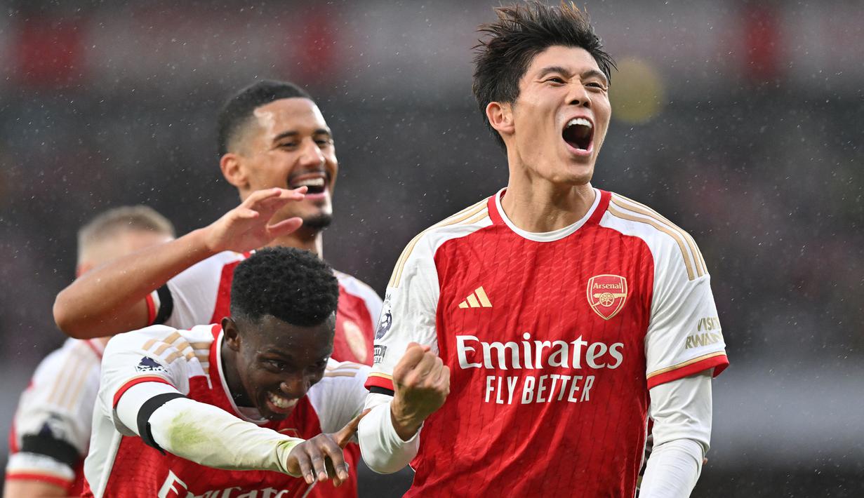 Hingga kini Takehiro Tomiyasu telah tampil dalam 77 laga di semua kompetisi bareng Arsenal dan telah mengoleksi satu gelar FA Community Shield tahun 2023. (AFP/Glyn Kirk)