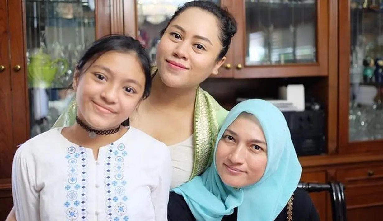 Penampilan wanita berusia 43 tahun tersebut tampak semakin menawan dengan hijab yang dikenakan. Tak heran jika penampilan Sarah Amalia sekarang menuai banyak apresiasi. [dok.insertlive/instagram.com/aliylatief]