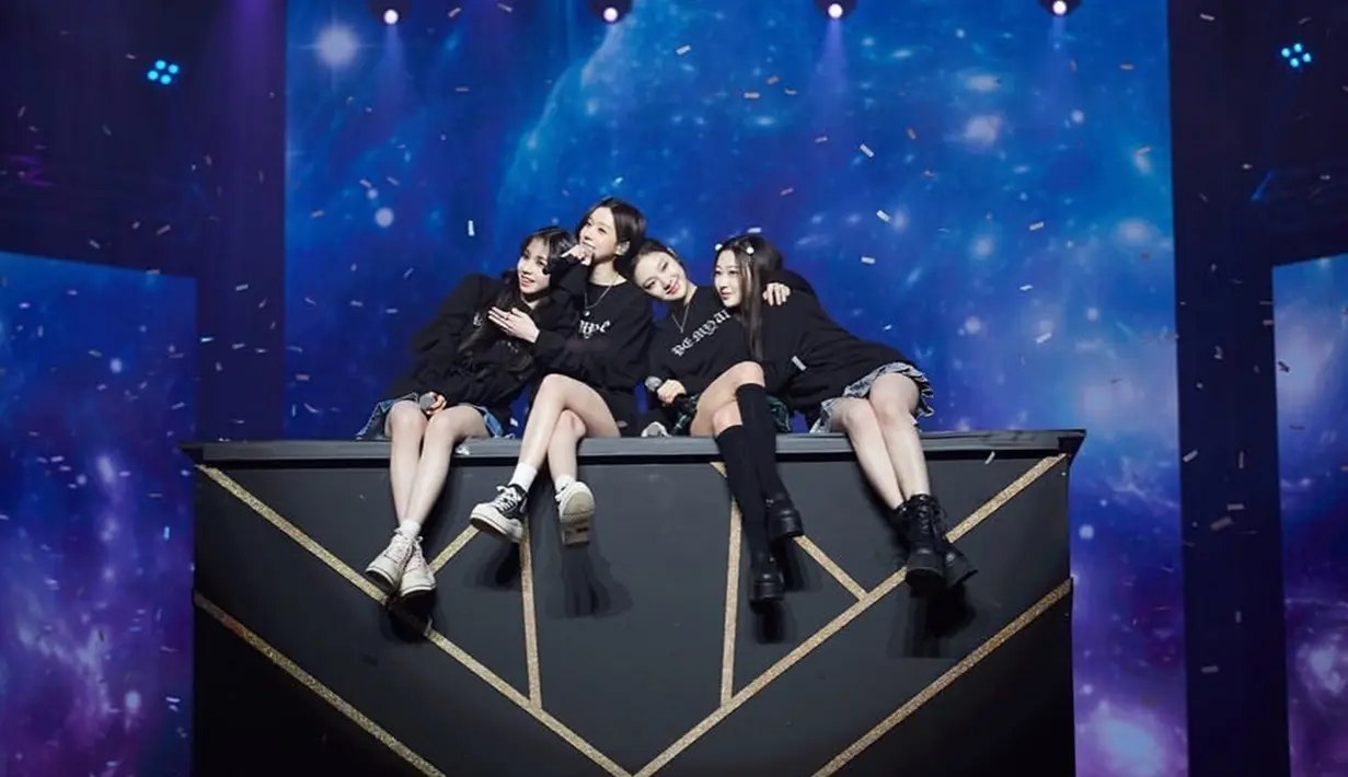 Penampilan keempatnya di konser perdana ini juga membuat banyak netizen terharu. Bahkan, tak sedikit pula yang berharap jika Aespa bisa menggelar konser di luar negeri. (Liputan6.com/IG/@smtown)