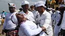 Umat Hindu di pulau Bali tidak diperbolehkan untuk bekerja, bepergian atau mengambil bagian dalam kesenangan apa pun saat Hari Nyepi. (AFP/SONNY TUMBELAKA)