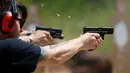 Anggota Pink Pistols saat mengikuti latihan tembak di PMAA Gun Range, Salt Lake City, Uta, (13/7). Pink Pistols adalah organisasi pro-senjata nasional LGBT di AS. (REUTERS/Jim Urquhart)