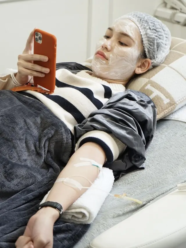 Ayu Ting Ting saat menjalani perawatan di klinik Dermapro