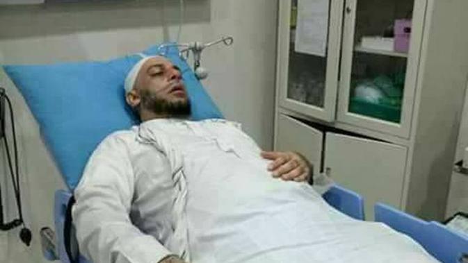 Shekh Ali Jaber sempat dilarikan ke rumah sakit lantaran terkena gas air mata. | via: facebook.com/yusufmansurnew