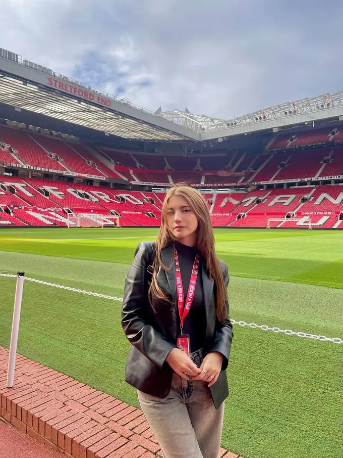 Gaya Cassandra Lee dan Ryuken Lie Liburan ke Old Trafford, Fans MU Sejati Tampil Stylish Saat Stadium Tour