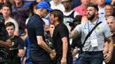 Merasa ada makna lain dari jabat tangan tersebut, Conte pun kembali menghampiri Tuchel. Ekspresi marah dari kedua pelatih tersebut tak dapat dihindarkan. (AFP/Glyn Kirk)