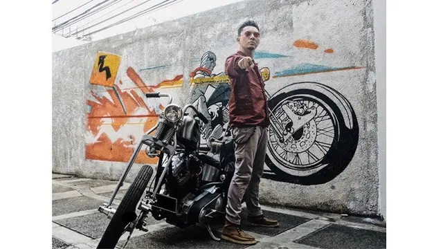 Akan Tur ke Indonesia Timur, Ini 7 Potret Ananda Omesh dan Motor Kesayangannya