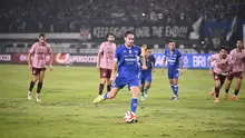 Striker Persib Bandung, Andrew Jung mengeksekusi penalti dengan sempurna ke gawang Persik Kediri dalam laga pekan ke-25 BRI Super League 2025/2026 di Stadion Gelora Bandung Lautan Api, Bandung, Senin (9/3/2026). (Bola.com/Muhammad Faqih)