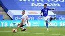Gelandang Leicester City, Demarai Gray (kanan) mencetak gol kedua untuk timnya ke gawang Sheffield United dalam lanjutan Liga Inggris pekan ke-36 di Stadion King Power, Kamis (16/7/2020). Leicester City sukses menggulung tamunya, Sheffield United dengan skor 2-0. (Michael Regan/Pool via AP)