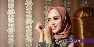 Rumah tangga Tiara Dewi kembali kandas. Perniakhan keduanya dengan artis dan politisi Lucky Hakim itu kini sedang proses di Pengadilan Agama. Padahal, rumah tangga keduanya baru berjalan beberapa bulan. (Bambang E. Ros/Bintang.com)