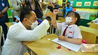 Eri Cahyadi meninjau sekolah tatap muka SD di Surabaya (Dian Kurniawan/Liputan6.com)