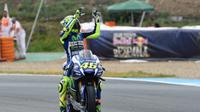 Pebalap Yamaha, Valentino Rossi, melambai ke arah fans setelah memenangi MotoGP Jerez, Minggu (24/4/2016). (Bola.com/Twitter/Crash)