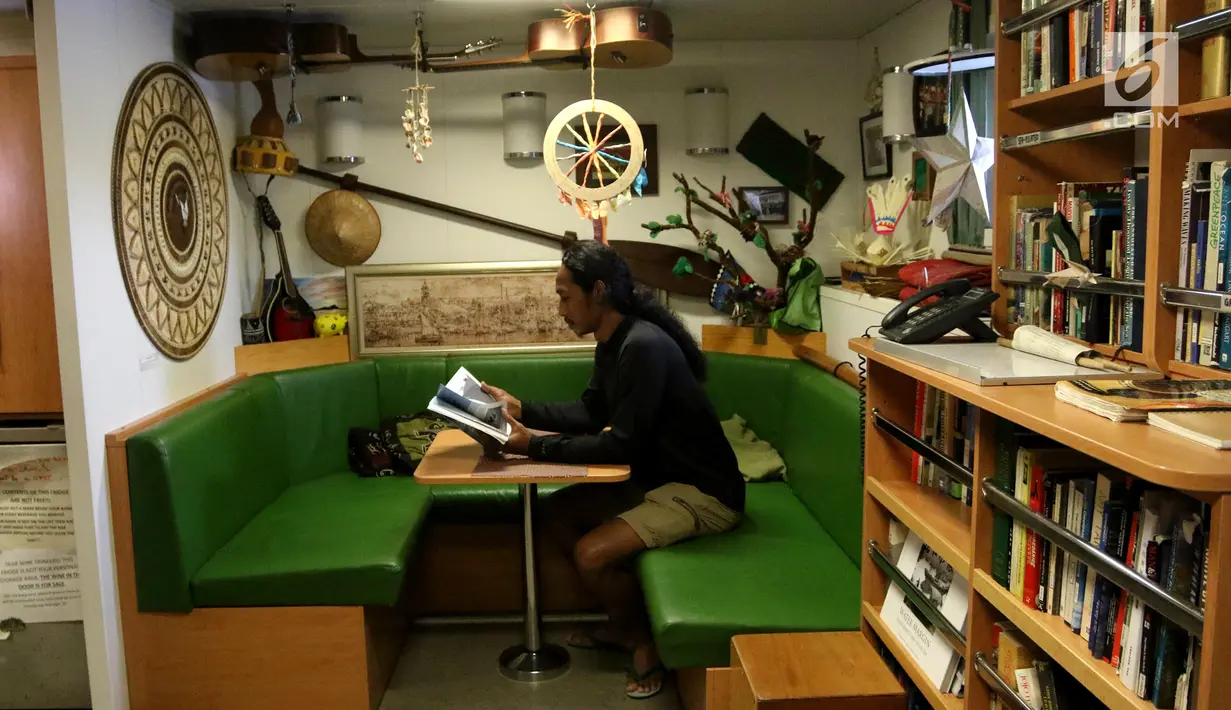 Ruang perpustakaan kapal Greenpeace Rainbow Warrior yang bersandar di Tanjung Priok, Jakarta, Senin (23/4). Greenpeace Rainbow Warrior sebelumnya melakukan kampanye penyelamatan hutan dan laut di Papua. (Liputan6.com/Arya Manggala)