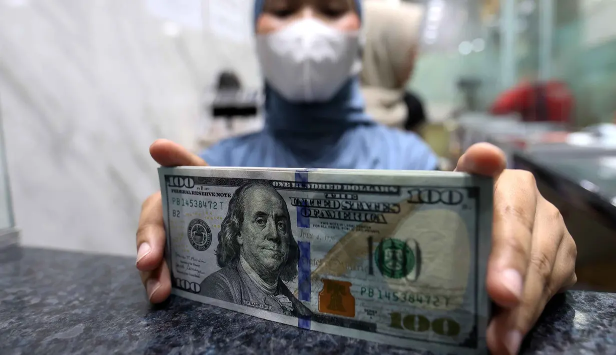 Setiap pembelian dolar AS yang mencapai atau melebihi ketentuan tersebut wajib disertai dokumen pendukung, seperti bukti kegiatan impor atau pembayaran jasa. Tampak dalam foto, karyawan menunjukkan uang pecahan dolar Amerika Serikat (AS) di salah satu gerai penukaran mata uang asing, Jakarta, Rabu (5/5/2026). (Kapanlagi.com/Budy Santoso)