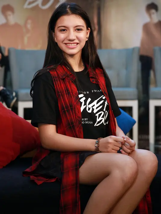 "Aku koleski buku novel yang imajinasi gitu, ada drama juga. Pokoknya yang bisa buat aku berimajinasi. Banyak banget pokoknya koleksi buku aku, lupa ada berapa," ujar pemeran ‘Tiger Boy’ ini. (Deki Prayoga/Bintang.com)