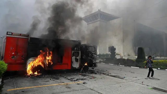Demo di Nepal Memanas, Gedung Parlemen Dibakar Massa