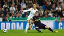 Pemain Real Madrid, Cristiano Ronaldo merebut bola dari pemain Tottenham Hotspur, Toby Alderweireld pada laga lanjutan fase Grup H Liga Champions di Santiago Bernabeu, Selasa (17/10). Madrid berbagi angka dengan Tottenham 1-1.  (AP/Francisco Seco)