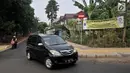 Mobil melintas di dekat spanduk larangan berjualan hewan kurban di kawasan Pulomas, Jakarta, Rabu (4/7). Larangan tersebut karena berbarengan dengan  Asian Games 2018 di sekitar arena pacuan kuda atau Equestrian Pulomas. (Merdeka.com/Iqbal S. Nugroho)