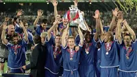 Tim nasional Prancis saat meraih trofi Piala Eropa 2000 usai mengalahkan Italia, pada final di Feijenoord Stadion, Rotterdam, 2 Juli 2000. (UEFA)