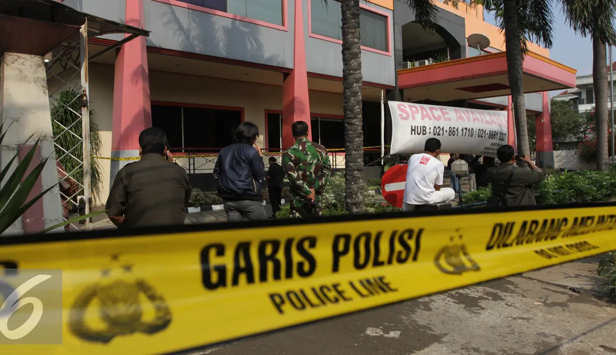 Garis kepolisian tampak dipasang di lokasi ledakan yang mengakibatkan Jalan Raden Inten terpaksa ditutup sementara, Jakarta, Senin (16/11). Ledakan terjadi sekitar pukul 03.30 Wib dan melukai Mulana, seorang petugas keamanan. (Liputan6.com/Gempur M Surya)