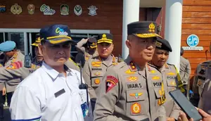 Kapolda Jatim Irjen Pol Imam Sugianto saat meninjau Pos Operasi Puri Agung 2024 di Pelabuhan Ketapang Banyuwangi (Hermawan Arifianto /Liputan6.com)