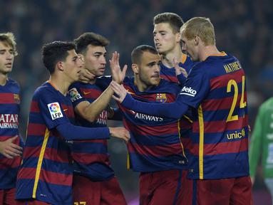 Para pemain Barcelona merayakan gol saat melawan CF Villanovense pada laga Copa del Rey (King's Cup) di Stadion Camp Nou, Barcelona, Kamis (3/12/2015).  (AFP Photo/Lluis Gene)