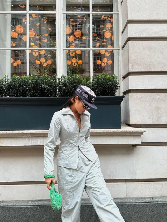 Atau ketika Peggy Gou memilih set atasan berkerah lengan panjang yang serasi dengan celananya ini. [Foto: Instagram/peggygou_]