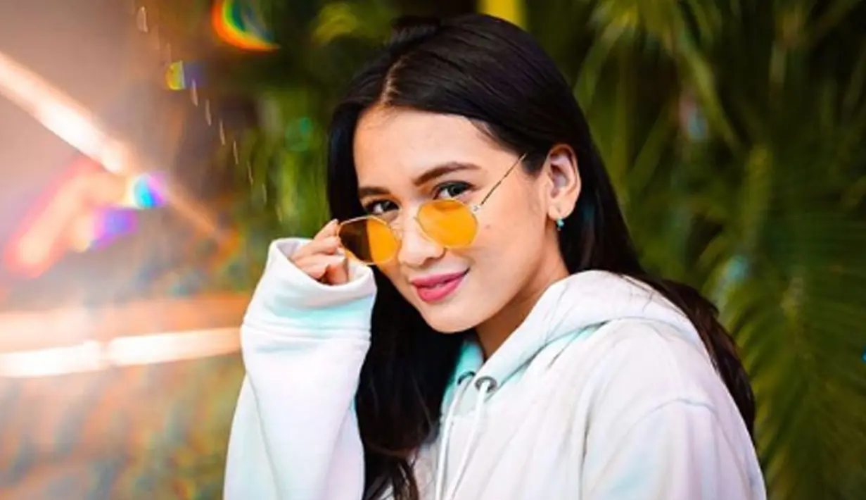 Tak jarang karena kecantikkannya Dea kerap kali disebut mirip dengan artis cantik Luna Maya. (Liputan6.com/IG/deaaannisa)