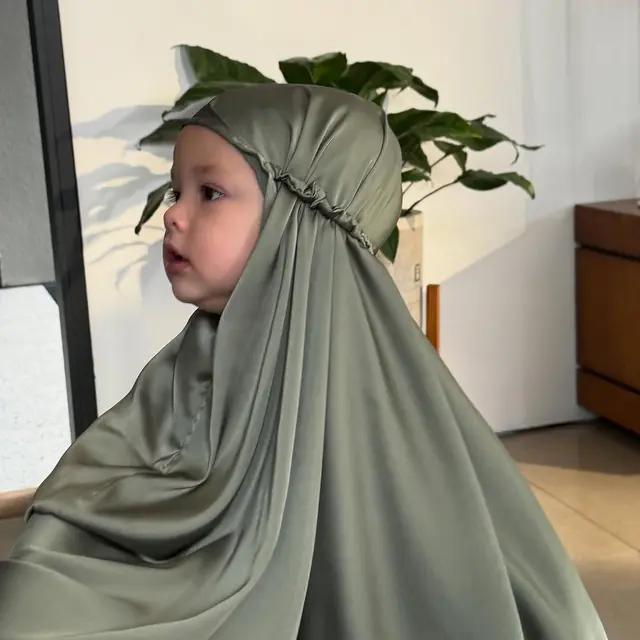 Potret Kamari saat Pakai Hijab Ini Bikin Netizen Gemas (credit: instagram/jennifercoppenreal20)