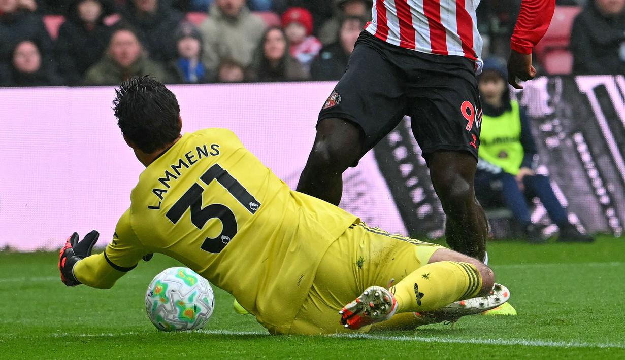 Pada pertandingan itu, Lammens tercatat membuat empat kali penyelamatan gemilang untuk Manchester United. (AFP/Andy Buchanan)